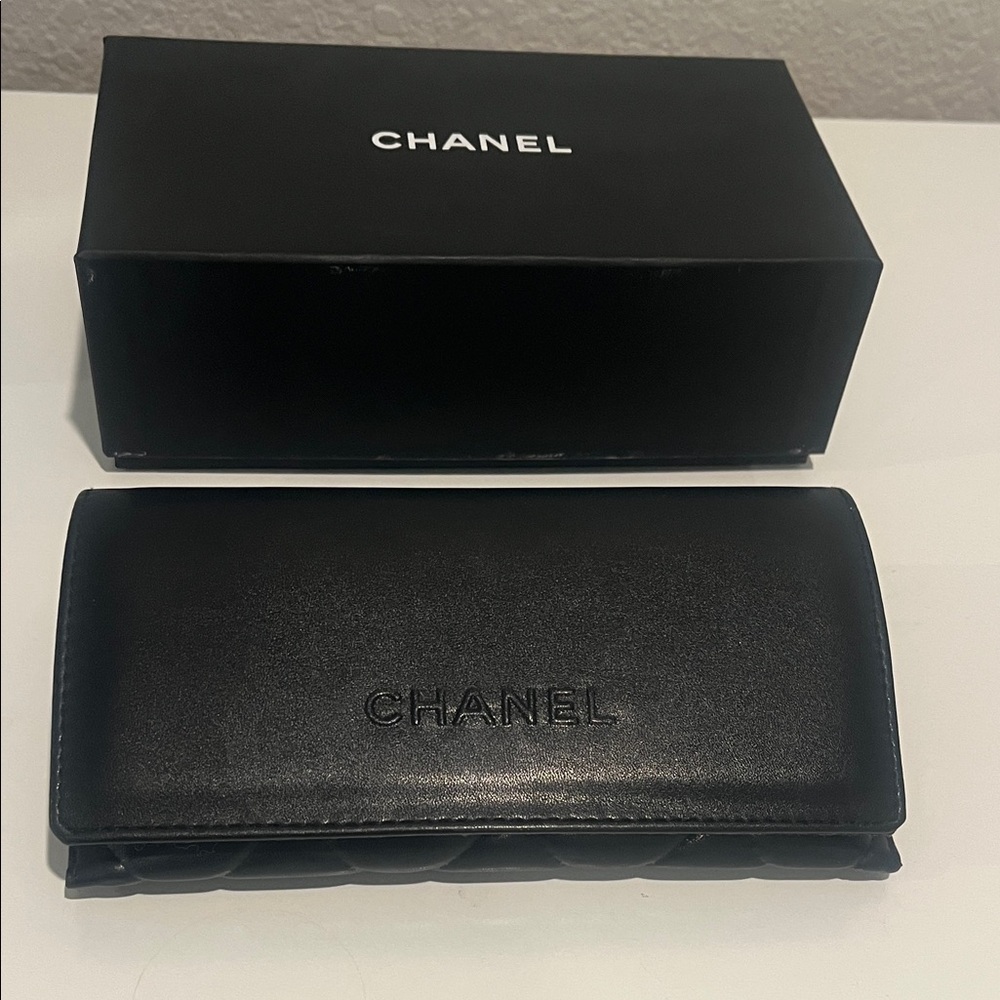 CHANEL Black CH5278 Sunglasses - Picture 5 of 7